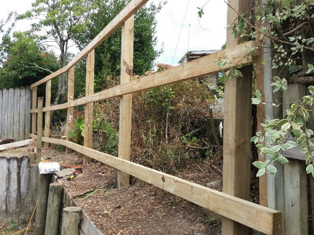 How to achieve properly aligned fence posts